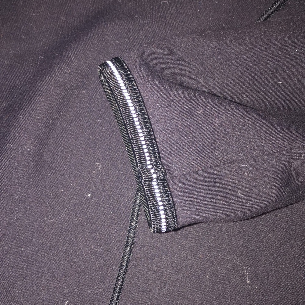 Lululemon (rare) hill and valley mock neck crop - Picture 7 of 12
